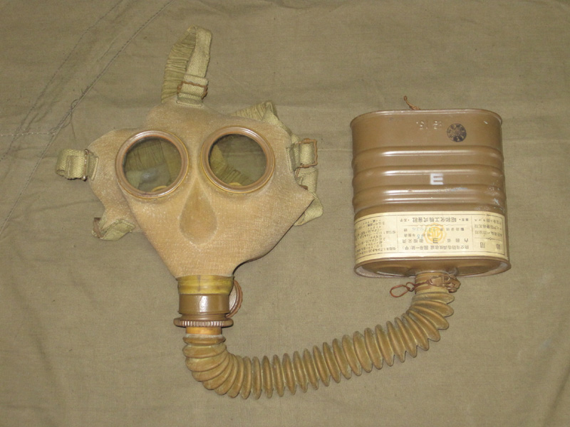 戦時中！民間向け？実物！鉄兜！年代物！ 自転車 ヘルメット(努力義務化)と、鉄兜を携行した戦時中の新聞投書