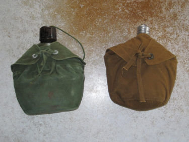 北ベトナム軍 水筒＆カバー (濃緑色・実物／カーキ・複製品)