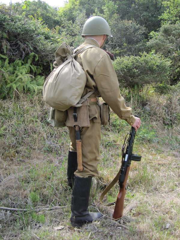 ソ連軍中尉 ソ連軍中尉 第二次大戦中のソ連軍 NKVDの制服、階級章、