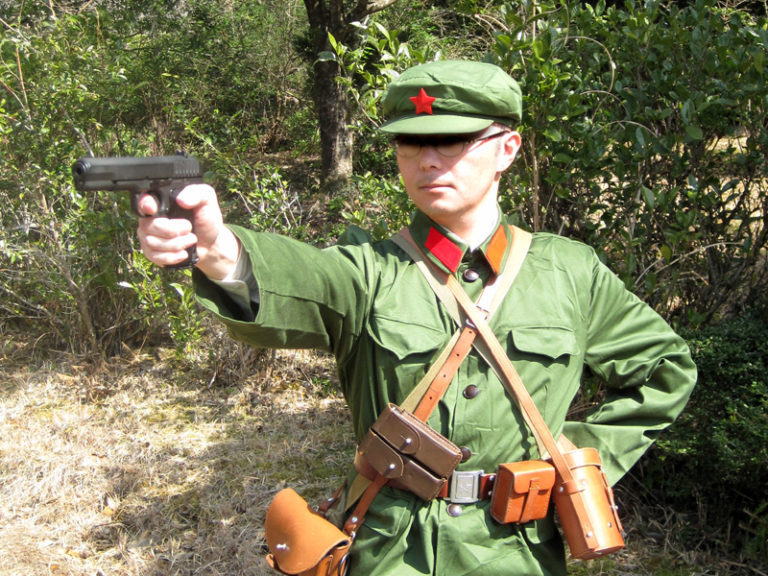 1960～1970年代的陸軍士兵 ～ 中国人民解放軍 陸軍 軍官装備 [54式拳銃]│ナナシノミコト