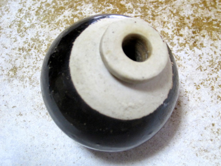 陶器製の手榴弾 ～ 日本海軍 手榴弾四型 (実物)│ナナシノミコト